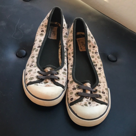 Beige floral flats